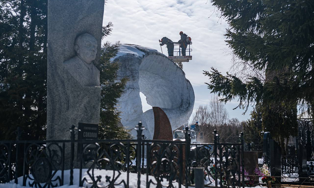 На Митинском кладбище реставрируют памятник героям ликвидации последствий чернобыльской аварии, фото 4