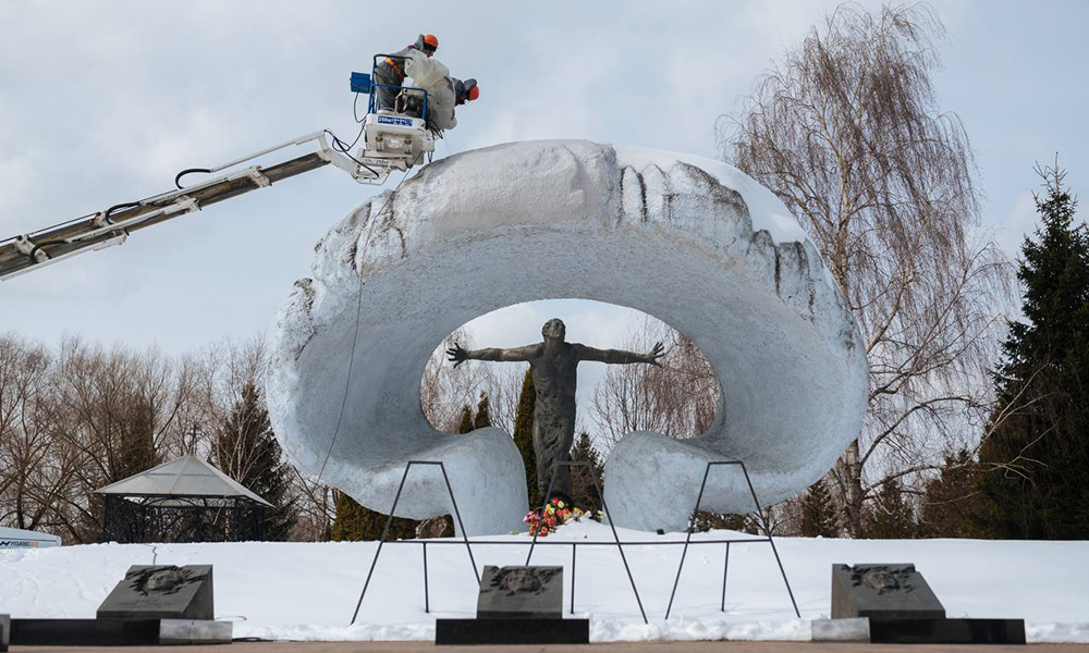 На Митинском кладбище реставрируют памятник героям ликвидации последствий чернобыльской аварии, фото 2