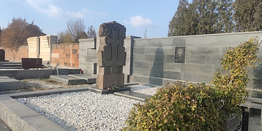 Зейтунское кладбище в столице Армении, фото